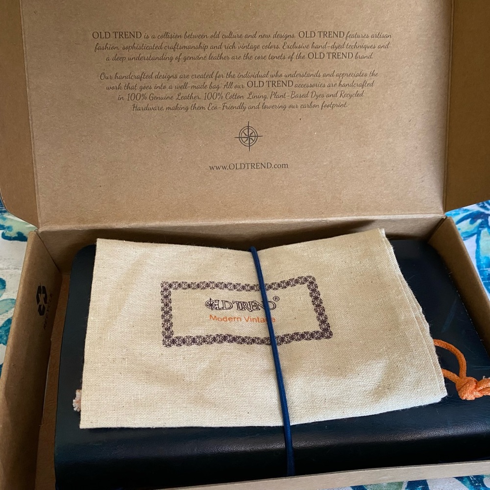 Sassy" Old Trend Nomad Organizer Wallet, Navy, (NEW) w Box) - Picture 5 of 17